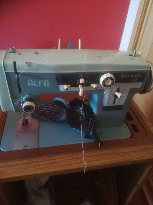 maquina de costura elétrica e a pedal