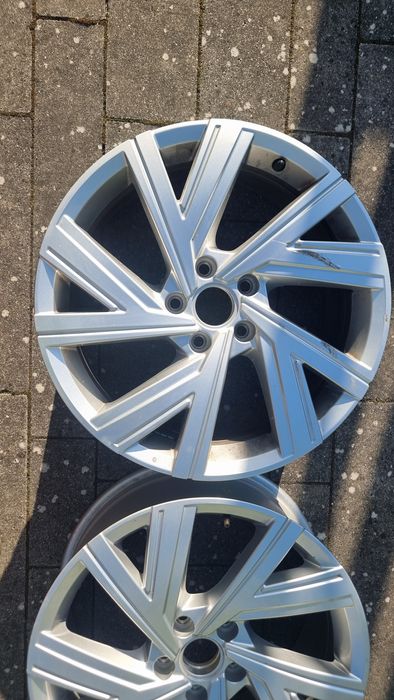 Dwie felgi VW Golf VII VIII 18"
