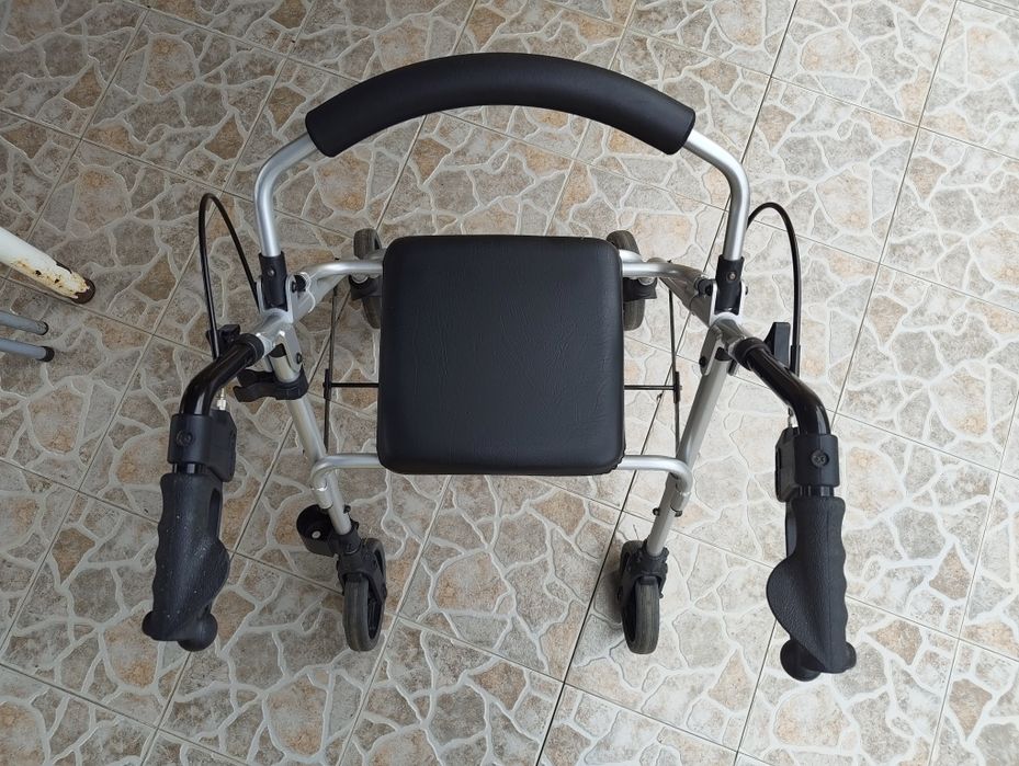 Andador de Rodas Com Assento