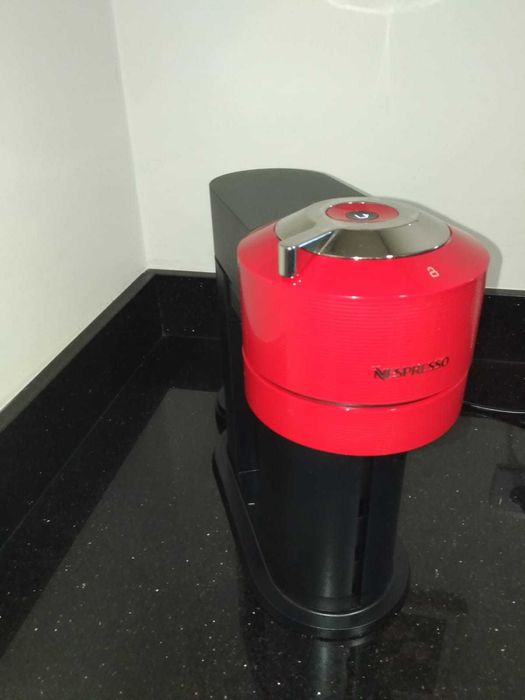 Máquina de café Nespresso Vertuo Next C Cherry Red