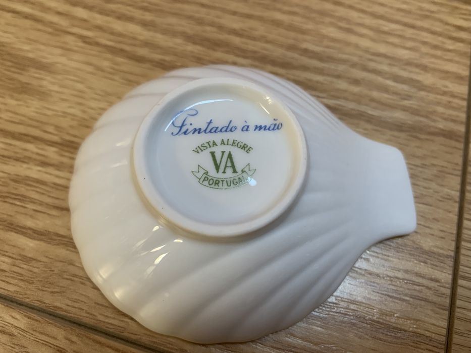 Peças da Vista Alegre pintadas a mão