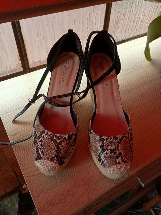 Buty na koturnie