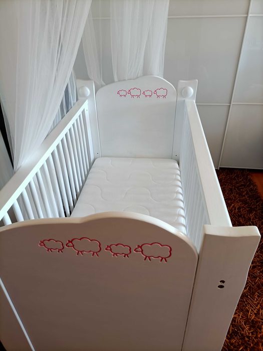 Berço de bebé em madeira maciça.