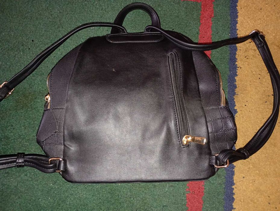 Mochila de Mão e Costas – Sofisticação Urbana em Preto