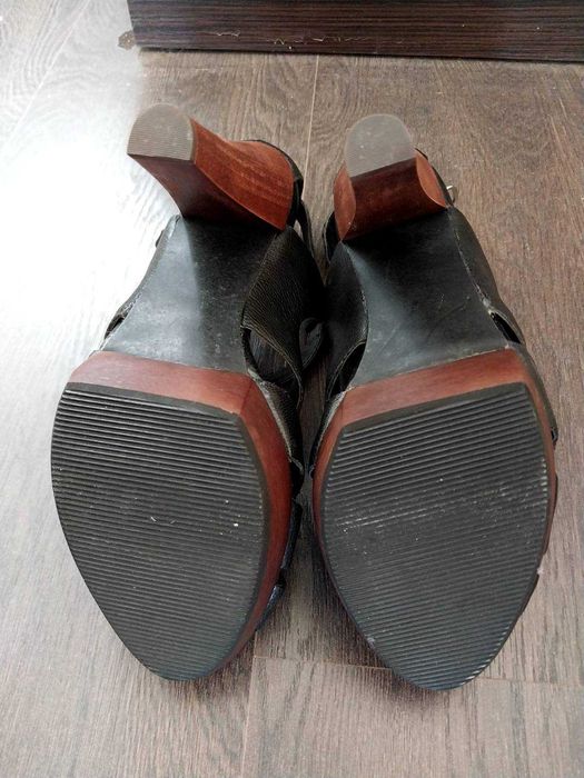 Босоніжки шкіряні