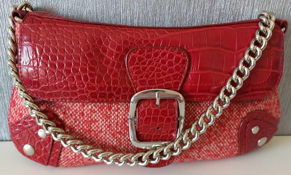 Mala vermelha com corrente prateada