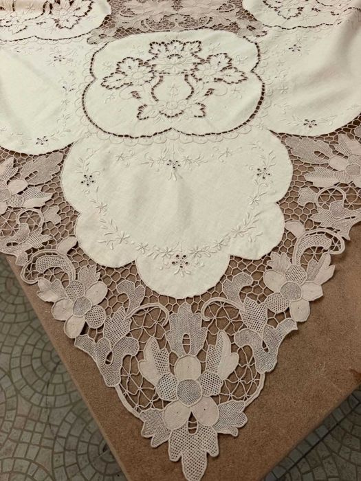 Magnífica toalha de mesa em linho e renda de Veneza, uma verdadeira obra de arte artesanal!