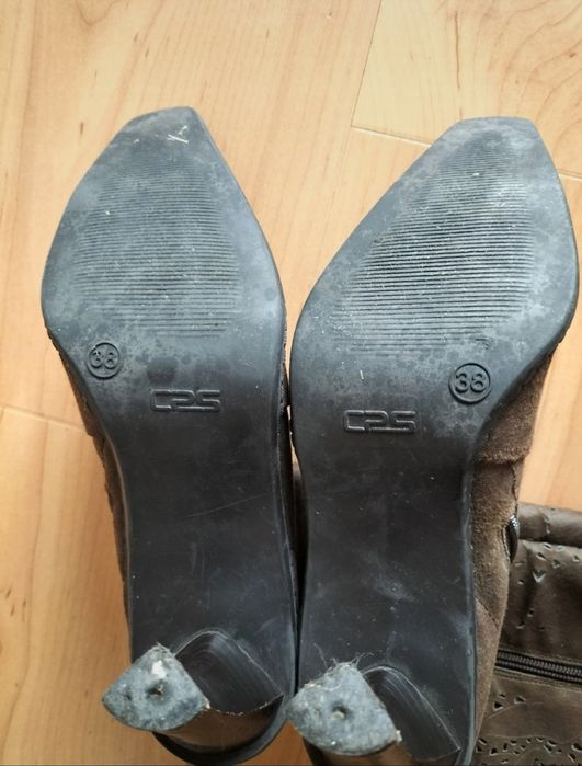 Botas camursa castanhas cano alto