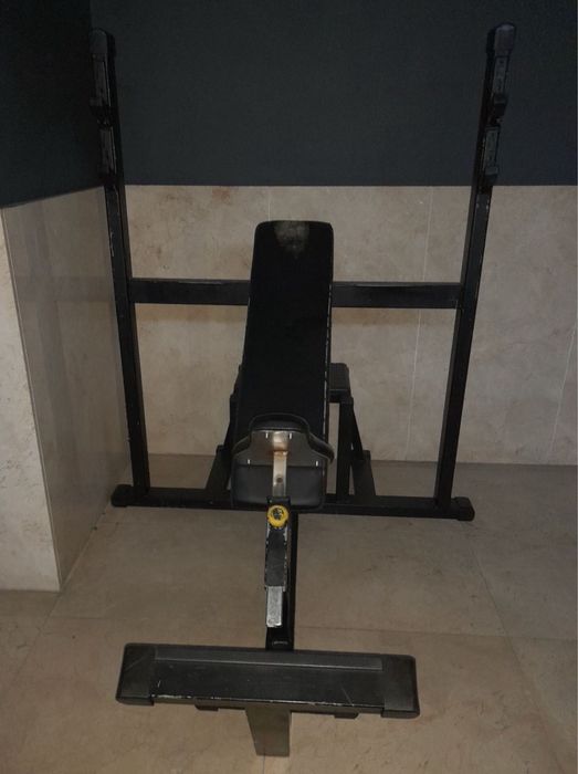 Banco supino inclinado