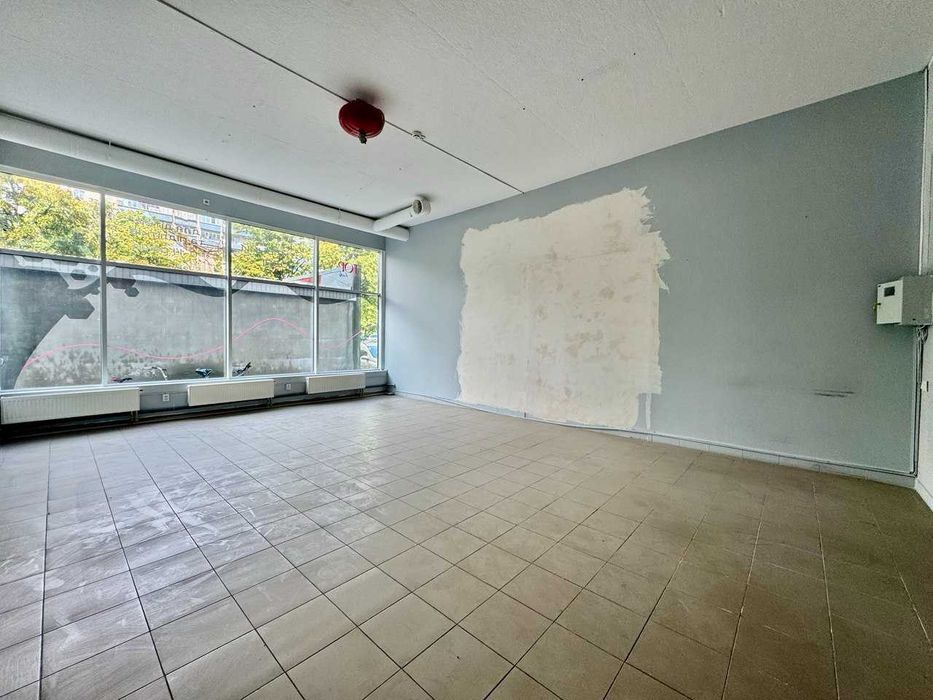 Здається ПРИМІЩЕННЯ 37 кв.м-магазин,салон з мокрою точкою, офіс- ФАСАД