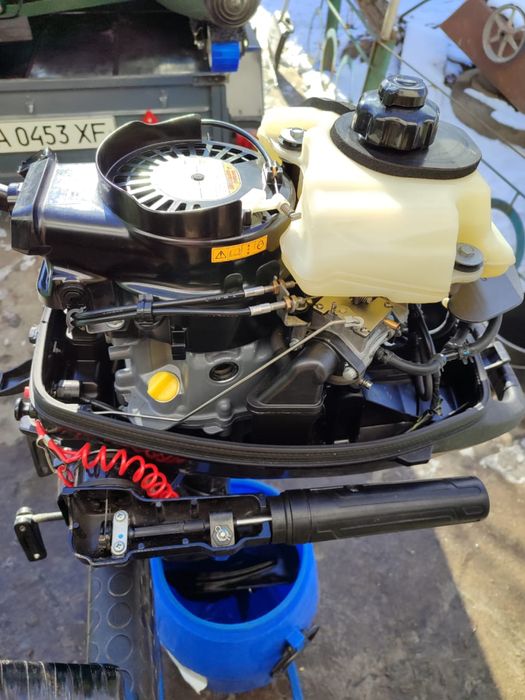 Човен колібрі з мотором