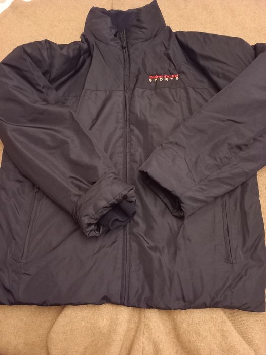 Anorak preto em polisstereno com forro em flanela azul petróleo