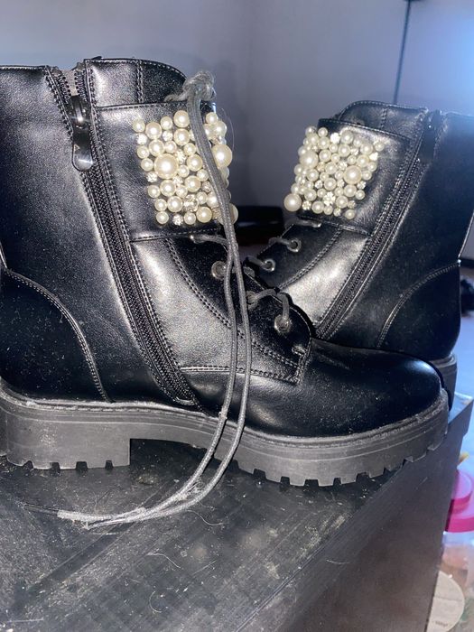Botas Pretas com Pérolas – Tamanho 38