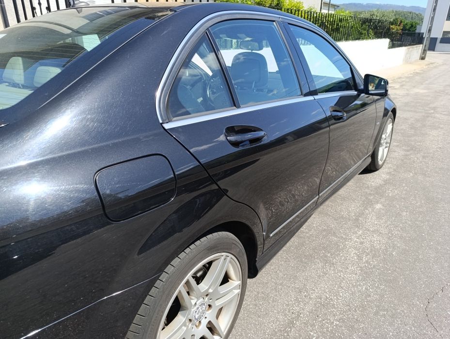 Mercedes-Benz C220 CDI W204 (2009) – Pack AMG Original – Estofos em Pele Branca