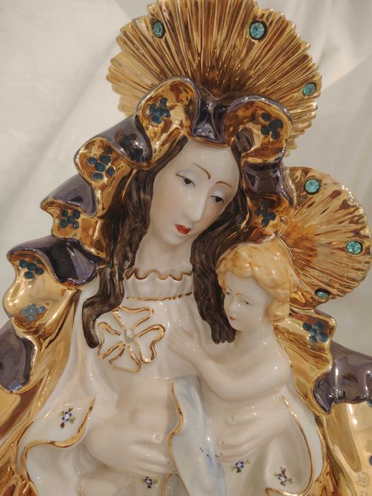 Escultura em cerâmica fina