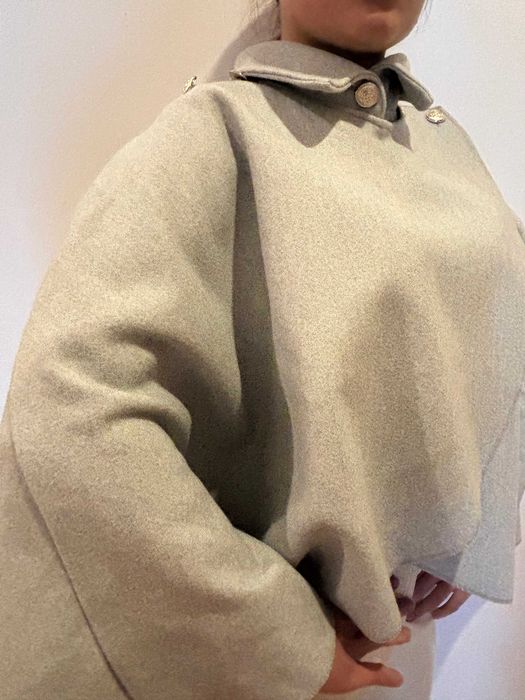 Capa cinzenta elegante e versátil