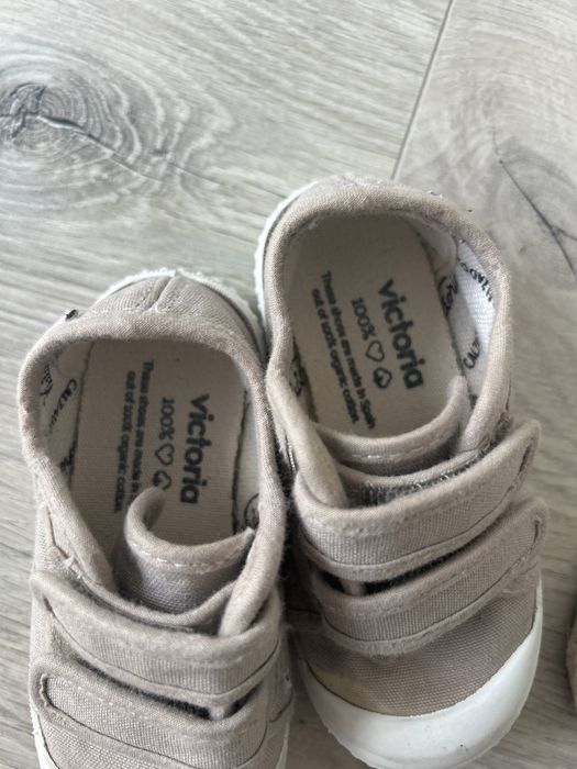 2 pares de sapatos bebe 23