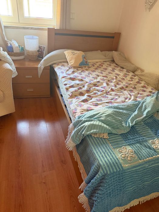 Vendo cama de solteiro com colchão e mesa de cabeceira