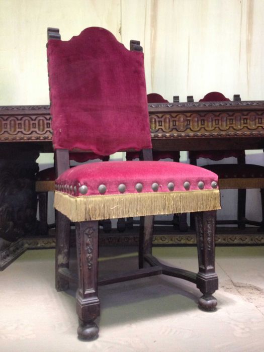 Mesa e 11 cadeiras em castanho maciço