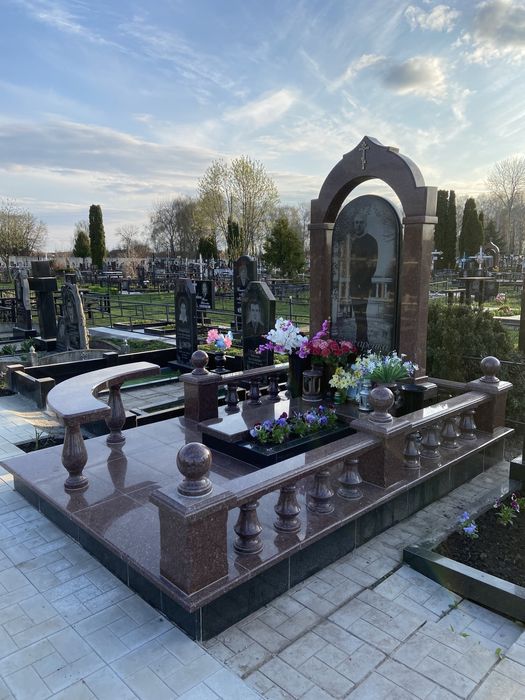 Пам‘ятники, гранітні вироби, бетонна плитка в Яготині