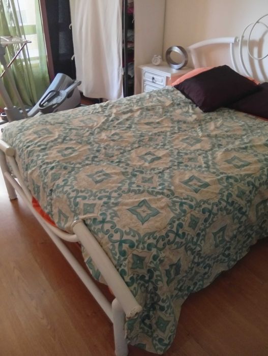 Cama de ferro em branco