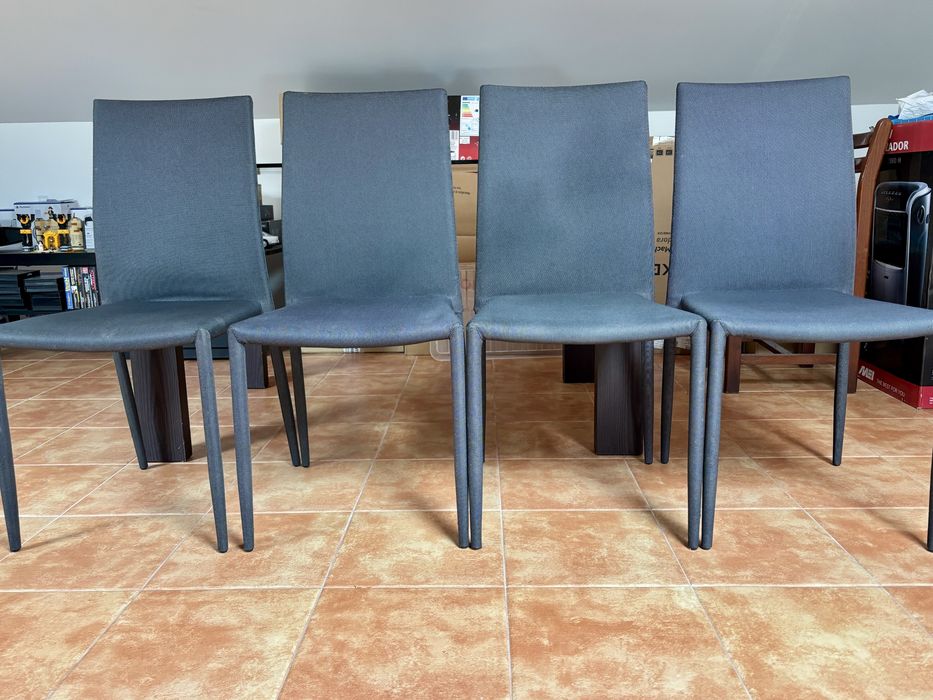 Mesa c/ tampo de vidro e 4 cadeiras