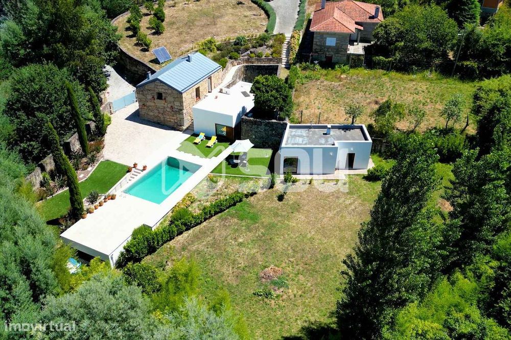 Moradia c/ piscina, terreno e logradouro em Cinfães