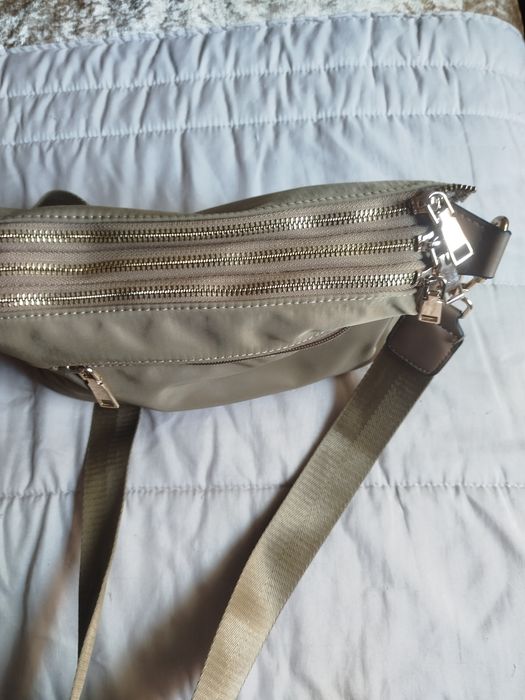 Bolsa em tecido dourado.