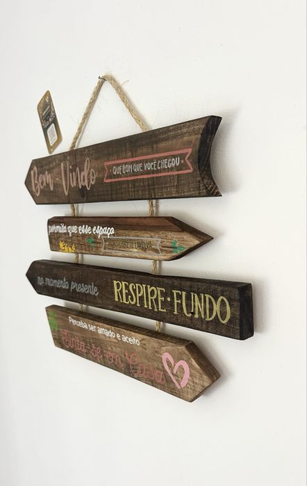 Placas decorativas em madeira com frase acolhedora