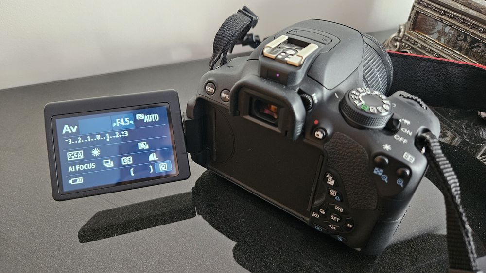 Canon EOS 700D com saco + 18/55 + 70/300