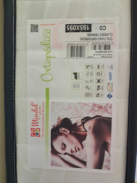 Estúdio em madeira, com estrados, colchões, gavetão e estante.