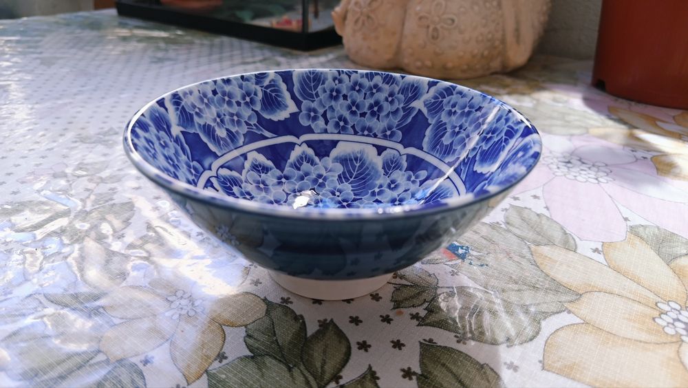 Tigela de porcelana requintada.Fabricada na Japao
