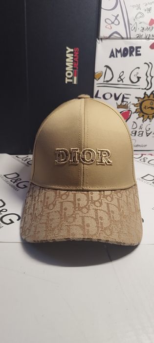 Czapka z daszkiem Dior.