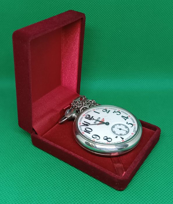 Часы  карманные Молния "Паровоз" в футляре с цепочкой.