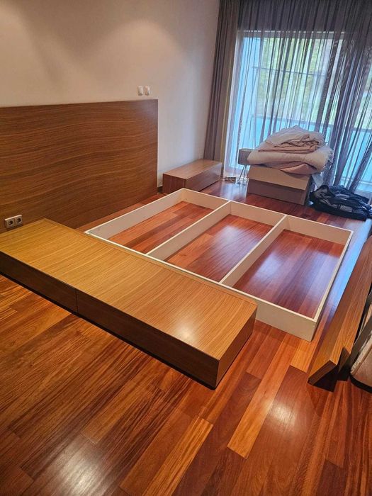 Quarto estilo tatami — cama, mesas integradas e arrumação lateral