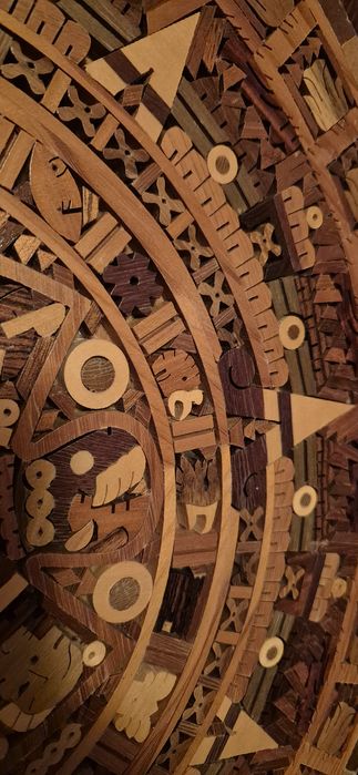 Calendário Azteca em madeira