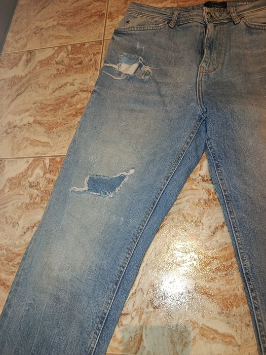 Modne męskie jeansy