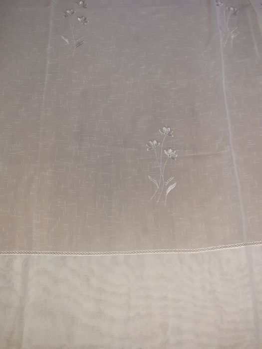 Conjunto de 2 cortinados brancos.