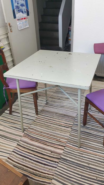 Mesa metálica antiga