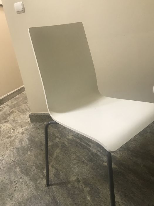 Mesa metálica redonda e quatro cadeiras brancas madeira