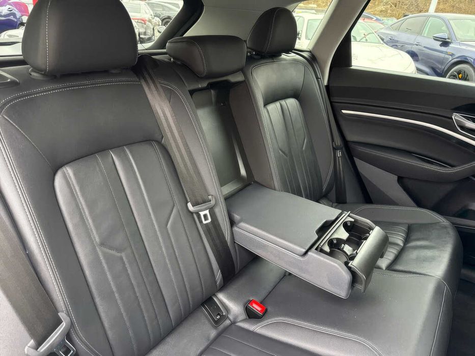 Audi e-tron Premium quattro      2022