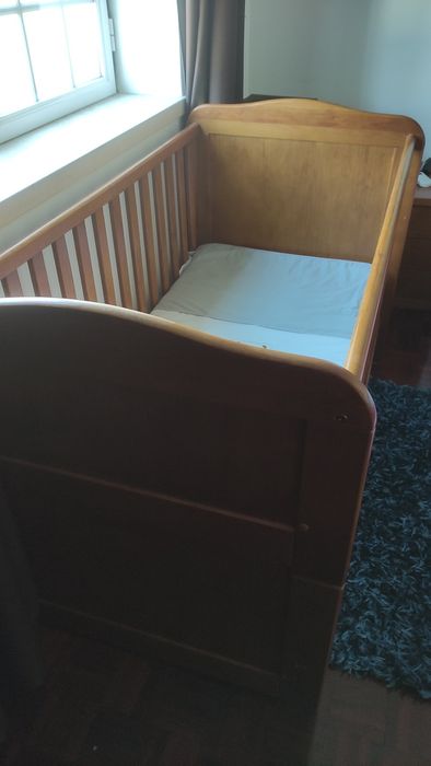 Cama de grades em madeira maciça