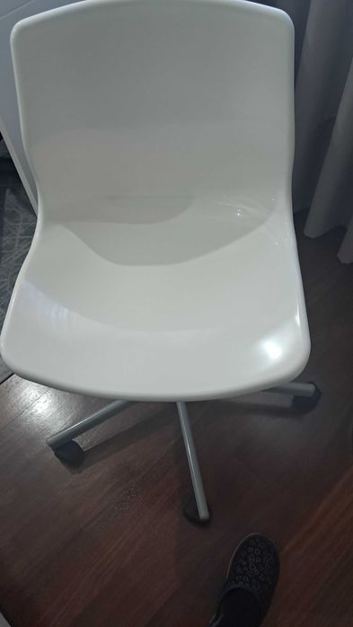 Cadeira branca de secretária de criança, da ikea.