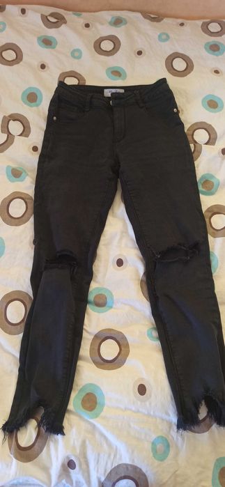 Czarne rurki z dziurami.