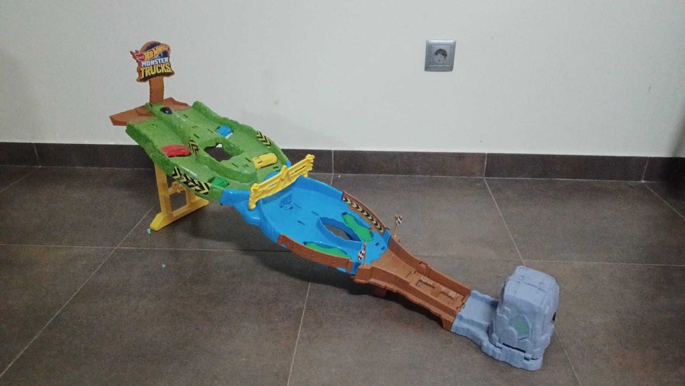 Pista hot wheels monster trucks