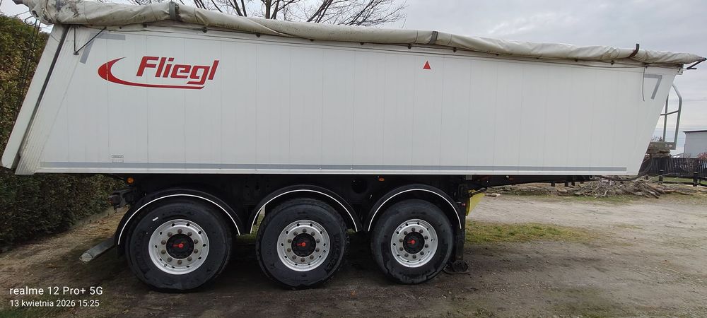 Fliegl Naczepa Fliegl 27 m. Waga 4580  Naczepa wywrotka Fliegl 2021 r. 27 m. Waga naczepy 4580 kg.