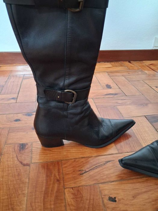 Botas em pele pretas