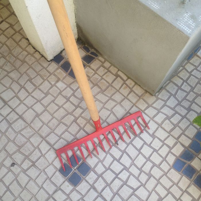 Ancinho de jardim como novo .