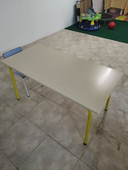 Mesas de crianças para colégio ou casa