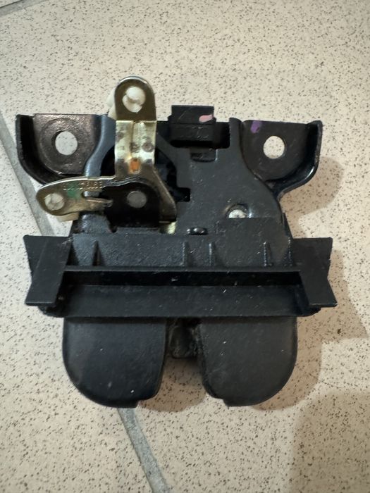 Zamek klapy bagażnika Audi A4 B5 avant Lift